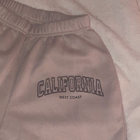 it’s from shein they are sweatpants they are not then they have a thick material - Picture 3 of 3
